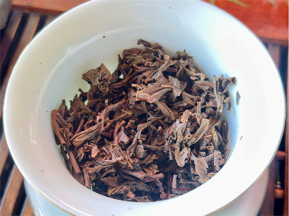 Отличный шен.
Помимо древесно-сухофруктового вкуса присутствует и ореховость, которая также остается и в послевкусии.
Замечательно подходит в солнечные выходные дни!